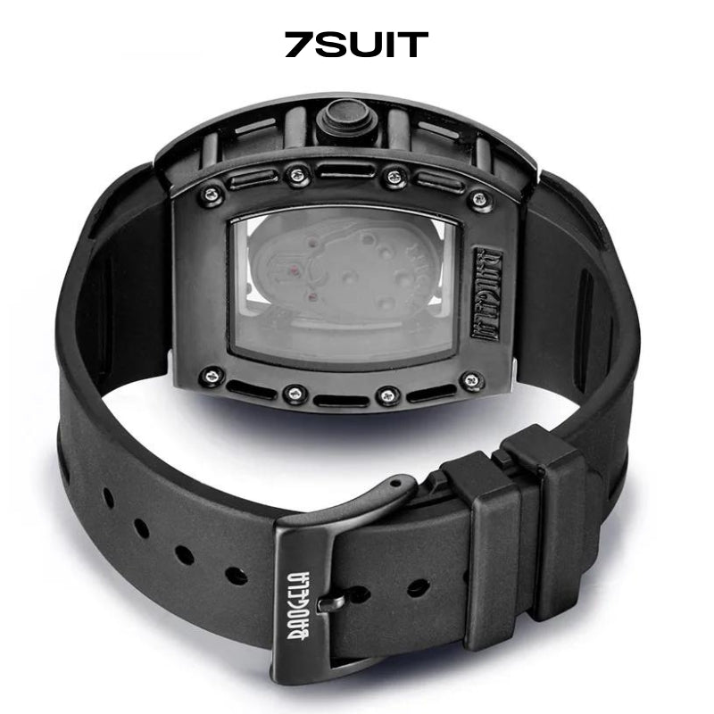 Relógio masculino 7SUIT Pirate com caveira metálica central, caixa preta robusta e pulseira ajustável. Estilo ousado e sofisticado para homens que se destacam com personalidade.