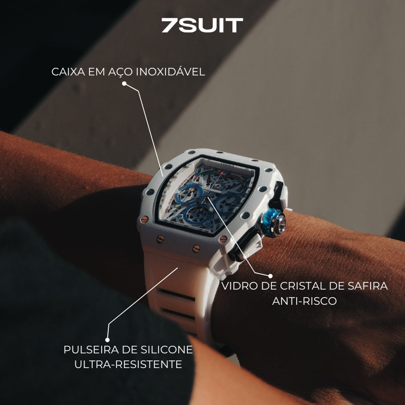 Relógio masculino 7SUIT Orono com caixa branca, detalhes em azul, pulseira ajustável e mostrador esportivo. Sofisticação à prova d’água para homens com personalidade marcante.