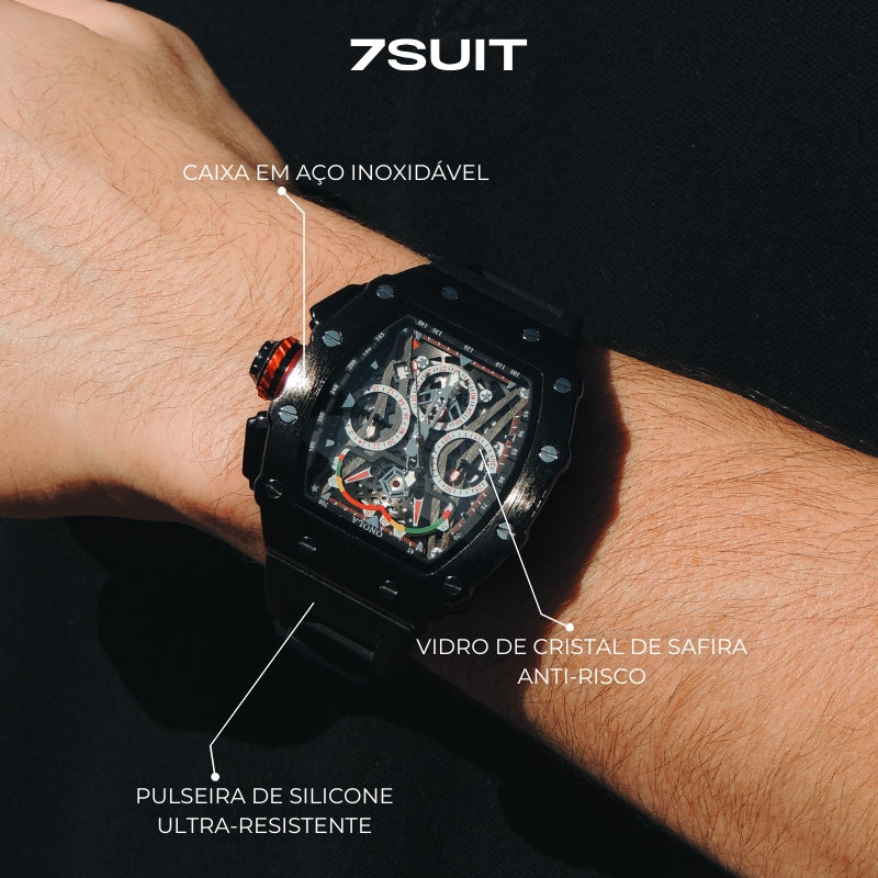 Relógio masculino 7SUIT Orison com caixa preta robusta, detalhes em vermelho, mostrador mecânico esportivo e pulseira ajustável. Perfeito para quem busca estilo e precisão.