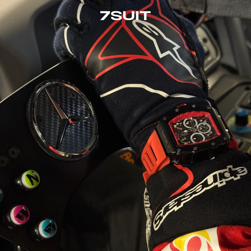 Relógio masculino 7SUIT Orison com caixa preta robusta, detalhes em vermelho, mostrador mecânico esportivo e pulseira ajustável. Perfeito para quem busca estilo e precisão.
