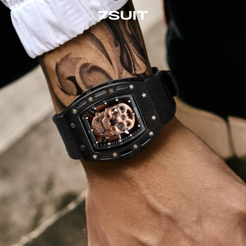 Relógio masculino 7SUIT Pirate com caveira metálica central, caixa preta robusta e pulseira ajustável. Estilo ousado e sofisticado para homens que se destacam com personalidade.