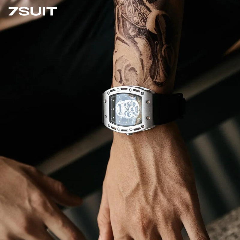 Relógio masculino 7SUIT Pirate com caveira metálica central, caixa preta robusta e pulseira ajustável. Estilo ousado e sofisticado para homens que se destacam com personalidade.