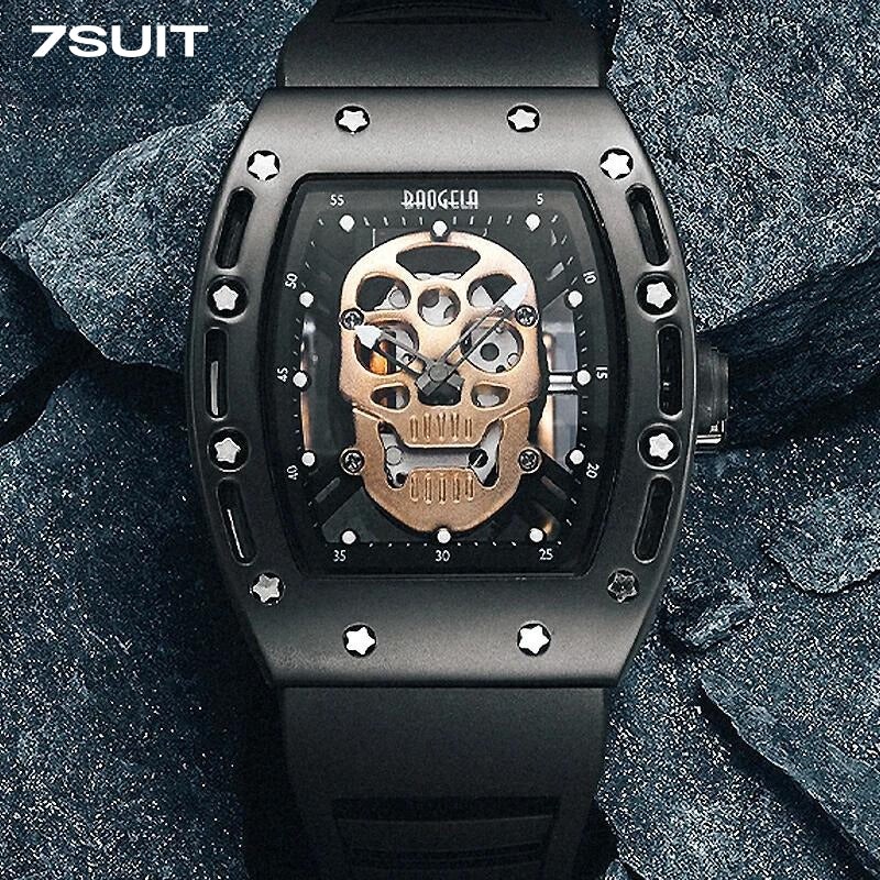 Relógio masculino 7SUIT Pirate com caveira metálica central, caixa preta robusta e pulseira ajustável. Estilo ousado e sofisticado para homens que se destacam com personalidade.