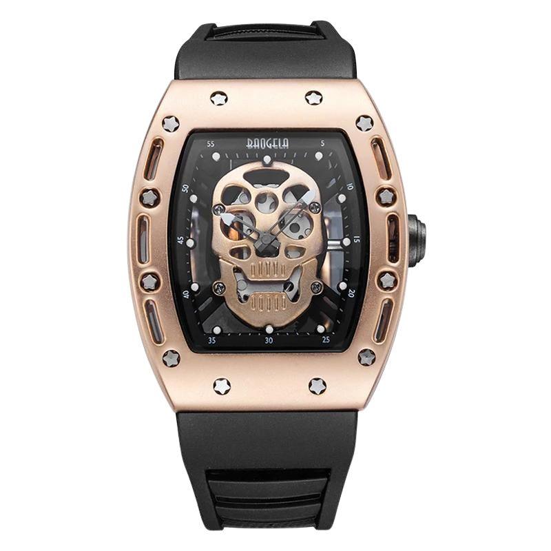 Relógio masculino 7SUIT Pirate com caveira metálica central, caixa preta robusta e pulseira ajustável. Estilo ousado e sofisticado para homens que se destacam com personalidade.